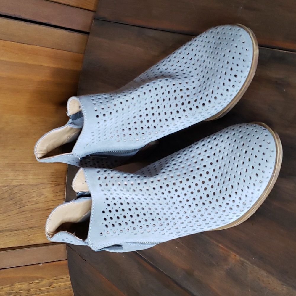 Lucky Brand Basel Perforated Zip Ankle Bootie Sz 8